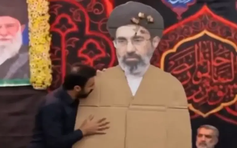 FOTOGRAFÍA. TEHERÁN (PERSIA), 08 DE MARZO DE 2026. El cartón líder temporal Mojtaba habría muerto o muy mal herido. El hijo del eliminado Alí Hoseiní Jamenei (Alí Khamenei), Mojtabá Hoseiní Jameneí (Mojtaba Khamenei) -Mashhad, 8 de septiembre de 1969- ha sido nombrado como el líder supremo temporal de Irán, quien la cuenta atrás de su eliminación inició este mismo domingo, 8 de marzo de 2026, de su nombramiento. Mojtabá no ha asistido a su coronación y su paradero queda aún desconocido y no se descarta nada. Lasvocesdelpueblo (Ñ Pueblo)