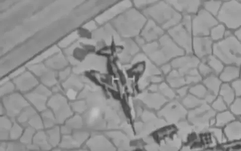 FOTOGRAFÍA. TABRIZ (TEHERÁN), 01 DE MARZO DE 2026. "ALCANZADOS: Dos aviones de combate F‑5 y F‑4 en el aeropuerto de Tabriz, en el oeste de Irán, mientras los aviones de combate se preparaban para despegar. El alcance se llevó a cabo para debilitar las actividades de la Fuerza Aérea de Irán y ampliar la degradación de su defensa aérea", comunicado del Ejército israelí Tzáhal este domingo, 1 de marzo de 2026.