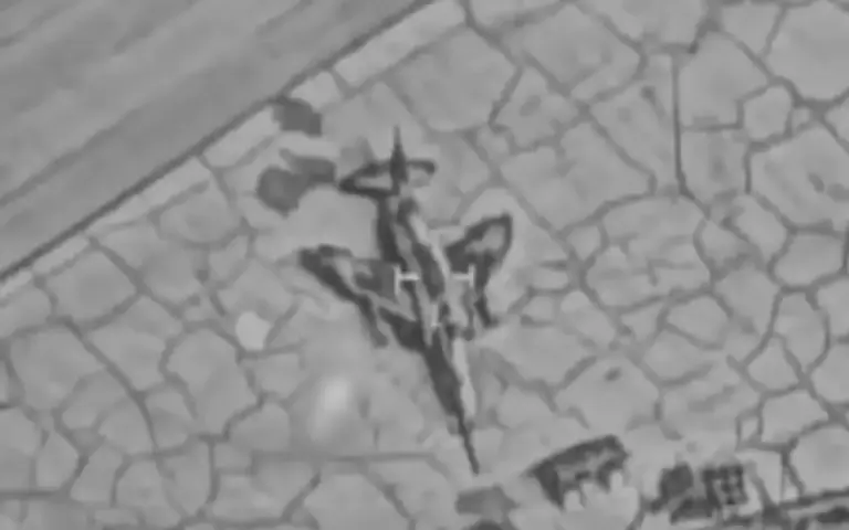 FOTOGRAFÍA. TABRIZ (TEHERÁN), 01 DE MARZO DE 2026. "ALCANZADOS: Dos aviones de combate F‑5 y F‑4 en el aeropuerto de Tabriz, en el oeste de Irán, mientras los aviones de combate se preparaban para despegar. El alcance se llevó a cabo para debilitar las actividades de la Fuerza Aérea de Irán y ampliar la degradación de su defensa aérea", comunicado del Ejército israelí Tzáhal este domingo, 1 de marzo de 2026.