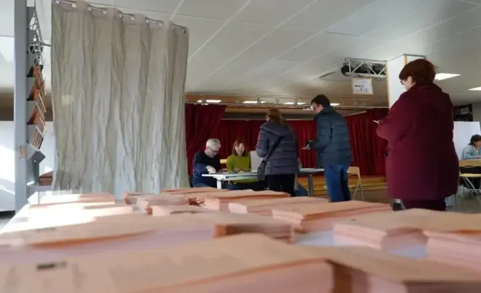 FOTOGRAFÍA. VALLADOLID (CASTILLA Y LEÓN) ESPAÑA, DOMINGO 15 DE MARZO DE 2026. La participación del 15M CyL sube 2.2 puntos porcentuales a las 14 horas. Un grupo de personas se dispone a votar en un colegio electoral de Valladolid, en la Comunidad Autónoma de Castilla y León. Efe