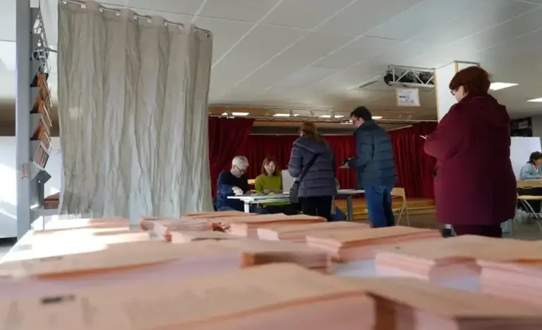 FOTOGRAFÍA. VALLADOLID (CASTILLA Y LEÓN) ESPAÑA, DOMINGO 15 DE MARZO DE 2026. La participación del 15M CyL sube 2.2 puntos porcentuales a las 14 horas. Un grupo de personas se dispone a votar en un colegio electoral de Valladolid, en la Comunidad Autónoma de Castilla y León. Efe