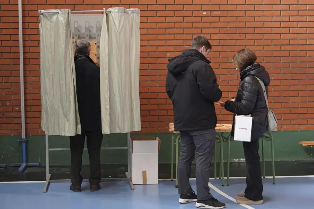 FOTOGRAFÍA. VALLADOLID (CASTILLA Y LEÓN) ESPAÑA, DOMINGO 15 DE MARZO DE 2026. La participación del 15M CyL sube 2.2 puntos porcentuales a las 14 horas. Un grupo de personas se dispone a votar en un colegio electoral de Valladolid, en la Comunidad Autónoma de Castilla y León. Efe