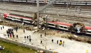 FOTOGRAFÍA. MADRID (REINO DE ESPAÑA), 11 DE MARZO DE 2004. Mayor atentado terrorista en Europa. Vista general de la Estación de tren de Atocha, Madrid, capital del Reino de España, tras la explosión registrada a primera hora de la mañana. Al menos 125 personas han muerto y centenares han resultado heridas en las tres explosiones consecutivas que se han registrado hoy en las estaciones de trenes madrileñas de Atocha, Santa Eugenia y El Pozo. Efe