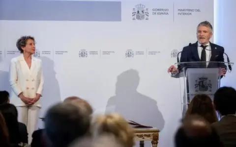 FOTOGRAFÍA. MADRID (ESPAÑA), 05 DE JUNIO DE 2025. El ministro del Interior del Gobierno de España, Fernando Grande-Marlaska Gómez (d), preside el acto en el que ha cesado al secretario de Estado saliente, Rafael Pérez Ruiz, en el cargo desde 2018. La dirigente del Partido Socialista (PSOE) en las Islas Baleares, Aina Calvo Sastre (i); ha tomado posesión este jueves como secretaria de Estado de Seguridad. Lasvocesdelpueblo (Ñ Pueblo)