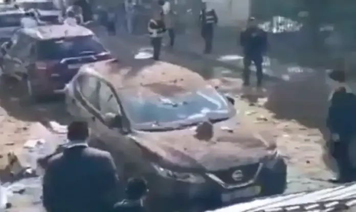 Fragmentos de misiles de Irán dejan un herido grave en Israel (1) FOTOGRAFÍA. PETAH TIKVA (DISTRITO CENTRAL DE ISRAEL) ISRAEL, 08 DE MARZO DE 2026. Fragmentos de misiles de Irán dejan un herido grave en Israel. Los fragmentos de varios misiles balísticos, entre ellos al menos uno de racimo, han impactado hoy contra un edificio civiles en el día 9 de la campaña militar conjunta de los Estados Unidos de América (EEUU) e Israel, titulada Operación Furia Épica (Operation Epic Fury)-Operación León Rugiente (Operation Roaring Lion), respectivamente. "Seis personas resultaron heridas", según Emergencia israelí Magen David Adom. "Un hombre de unos 40 años resultó gravemente herido en Tel Aviv; otros cinco heridos en Petah Tikva (Distrito Central de Israel); y uno en condición moderada". "Las imágenes del lugar muestran daños importantes". Lasvocesdelpueblo (Ñ Pueblo)