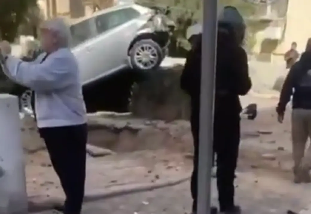 FOTOGRAFÍA. PETAH TIKVA (DISTRITO CENTRAL DE ISRAEL) ISRAEL, 08 DE MARZO DE 2026. Fragmentos de misiles de Irán dejan un herido grave en Israel. Los fragmentos de varios misiles balísticos, entre ellos al menos uno de racimo, han impactado hoy contra un edificio civiles en el día 9 de la campaña militar conjunta de los Estados Unidos de América (EEUU) e Israel, titulada Operación Furia Épica (Operation Epic Fury)-Operación León Rugiente (Operation Roaring Lion), respectivamente. "Seis personas resultaron heridas", según Emergencia israelí Magen David Adom. "Un hombre de unos 40 años resultó gravemente herido en Tel Aviv; otros cinco heridos en Petah Tikva (Distrito Central de Israel); y uno en condición moderada". "Las imágenes del lugar muestran daños importantes". Lasvocesdelpueblo (Ñ Pueblo)
