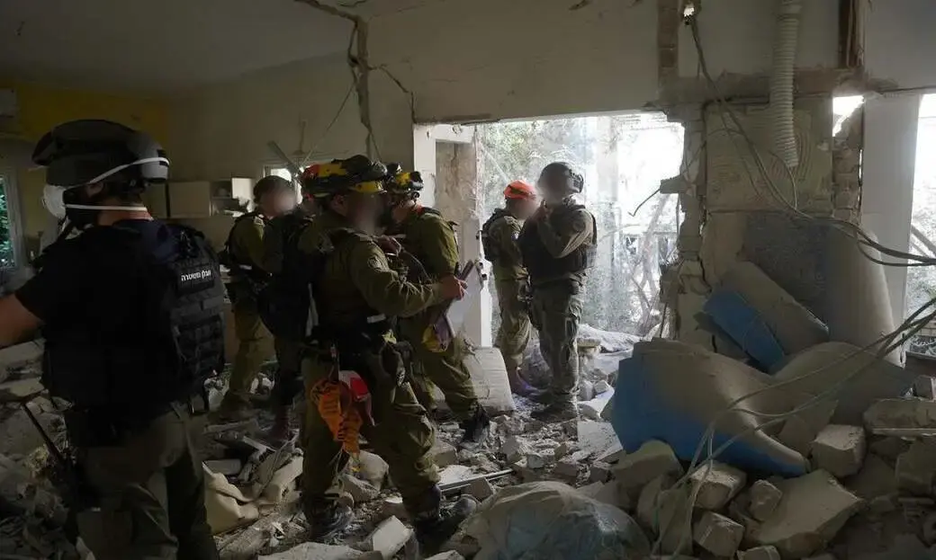 FOTOGRAFÍA. PETAH TIKVA (DISTRITO CENTRAL DE ISRAEL) ISRAEL, 08 DE MARZO DE 2026. Fragmentos de misiles de Irán dejan un herido grave en Israel. Los fragmentos de varios misiles balísticos, entre ellos al menos uno de racimo, han impactado hoy contra un edificio civiles en el día 9 de la campaña militar conjunta de los Estados Unidos de América (EEUU) e Israel, titulada Operación Furia Épica (Operation Epic Fury)-Operación León Rugiente (Operation Roaring Lion), respectivamente. "Seis personas resultaron heridas", según Emergencia israelí Magen David Adom. "Un hombre de unos 40 años resultó gravemente herido en Tel Aviv; otros cinco heridos en Petah Tikva (Distrito Central de Israel); y uno en condición moderada". "Las imágenes del lugar muestran daños importantes". Lasvocesdelpueblo (Ñ Pueblo)