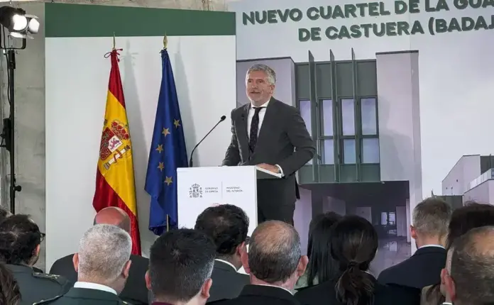 FOTOGRAFÍA. CASTUERA (BADAJOZ) EXTREMADURA (ESPAÑA), 16 DE MARZO DE 2026. Las asociaciones profesionales abandonan el Consejo de la Guardia Civil hasta la apertura de una mesa de diálogo, por su exclusión de la profesión de riesgo por parte del Gobierno. En la imagen, el ministro del Interior del Gobierno de España y miembro del Partido Socialista (PSOE), Fernando Grande-Marlaska Gómez, este lunes en la inauguración del nuevo cuartel de la Guardia Civil de Castuera (Badajoz), en la Comunidad Autónoma de Extremadura. Efe