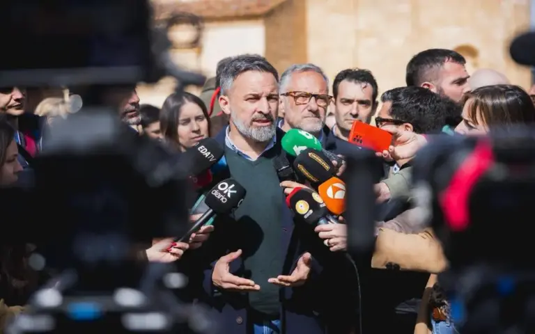 FOTOGRAFÍA. ALMAZÁN (SORIA) CASTILLA Y LEÓN (ESPAÑA), 02 DE MARZO DE 2026. Abascal asegura que los ayatolás y chavismo financian a la extrema izquierda. El líder bde VOX y de Patriots of Europe, Santiago Abascal Conde (c); junto al candidato de VOX a la Presidencia de la Junta de Castilla y León, Carlos Pollán Fernández (2 d); se ha desplazado este lunes hasta Almazán, en la provincia de Soria, en el marco de la campaña de las elecciones autonómicas de Castilla y León de 15 de marzo (15M). Lasvocesdelpueblo (Ñ Pueblo)