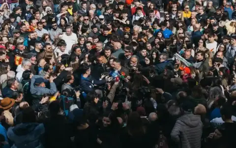 FOTOGRAFÍA. LA BAÑEZA (CASTILLA Y LEÓN) ESPAÑA, 03 DE MARZO DE 2026. Abascal señala los peligros de la mafia del ayatolá Pedro Sánchez. El presidente de VOX, Santiago Abascal Conde; junto al candidato de VOX a la Presidencia de la Junta de Castilla y León, Carlos Pollán Fernández; ha comparecido este martes ante los medios de comunicación desde La Bañeza, en la provincia de León, dentro de los actos de campaña electoral de las elecciones autonómicas castellanoleonesas del próximo 15 de marzo. Lasvocesdelpueblo (Ñ Pueblo)