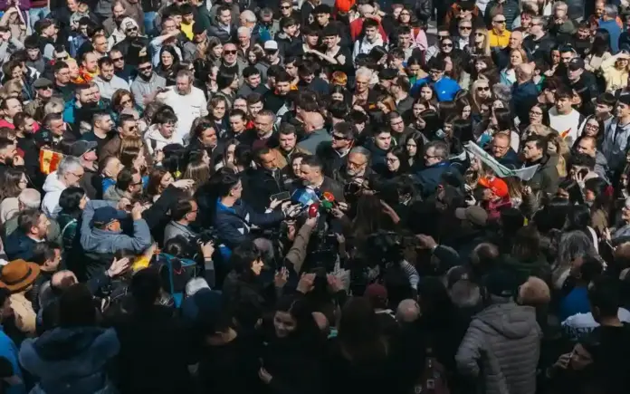 FOTOGRAFÍA. LA BAÑEZA (CASTILLA Y LEÓN) ESPAÑA, 03 DE MARZO DE 2026. Abascal señala los peligros de la mafia del ayatolá Pedro Sánchez. El presidente de VOX, Santiago Abascal Conde; junto al candidato de VOX a la Presidencia de la Junta de Castilla y León, Carlos Pollán Fernández; ha comparecido este martes ante los medios de comunicación desde La Bañeza, en la provincia de León, dentro de los actos de campaña electoral de las elecciones autonómicas castellanoleonesas del próximo 15 de marzo. Lasvocesdelpueblo (Ñ Pueblo)