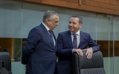 FOTOGRAFÍA. MÉRIDA (EXTREMADURA) ESPAÑA, 04 DE ENERO DE 2026. María Guardiola rechaza el cambio real con VOX en Extremadura. El presidente del Grupo Parlamentario VOX en Extremadura, Óscar Fernández Calle (d), junto al portavoz del Grupo parlamentaria, Ángel Pelayo Gordillo (i), participaron hoy a la sesión de investidura de la candidata de ultraizquierda por el Partido Popular (PP), María Guardiola Martín, en la Asamblea de Extremadura. Lasvocesdelpueblo (Ñ Pueblo)