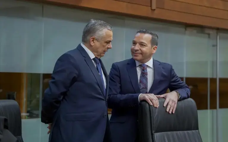 FOTOGRAFÍA. MÉRIDA (EXTREMADURA) ESPAÑA, 04 DE ENERO DE 2026. María Guardiola rechaza el cambio real con VOX en Extremadura. El presidente del Grupo Parlamentario VOX en Extremadura, Óscar Fernández Calle (d), junto al portavoz del Grupo parlamentaria, Ángel Pelayo Gordillo (i), participaron hoy a la sesión de investidura de la candidata de ultraizquierda por el Partido Popular (PP), María Guardiola Martín, en la Asamblea de Extremadura. Lasvocesdelpueblo (Ñ Pueblo)