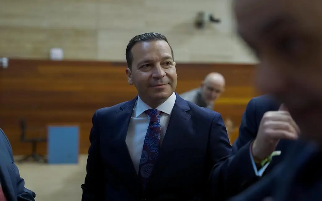 FOTOGRAFÍA. MÉRIDA (EXTREMADURA) ESPAÑA, 04 DE ENERO DE 2026. María Guardiola rechaza el cambio real con VOX en Extremadura. El presidente del Grupo Parlamentario VOX en Extremadura, Óscar Fernández Calle (en la imagen), junto al portavoz del Grupo parlamentaria, Ángel Pelayo Gordillo, participaron hoy a la sesión de investidura de la candidata de ultraizquierda por el Partido Popular (PP), María Guardiola Martín, en la Asamblea de Extremadura. Lasvocesdelpueblo (Ñ Pueblo)