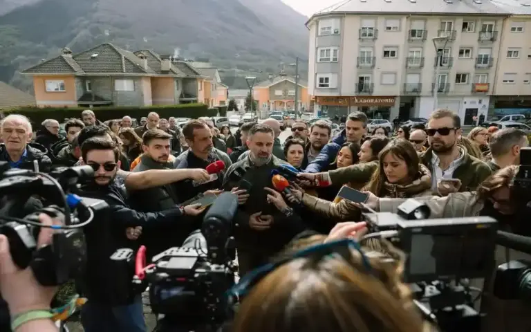 FOTOGRAFÍA. VILLABLINO (LEÓN) CASTILLA Y LEÓN) ESPAÑA), 04 DE MARZO DE 2026. Abascal afirma que Pedro Sánchez es un carroñero que se alimenta de las guerras. El presidente de VOX, Santiago Abascal Conde (c), atiende a los medios de comunicación en Villablino, en la provincia de León, dentro de los actos de campaña electoral de los patriotas para las elecciones Castilla y León 15M. Lasvocesdelpueblo (Ñ Pueblo)