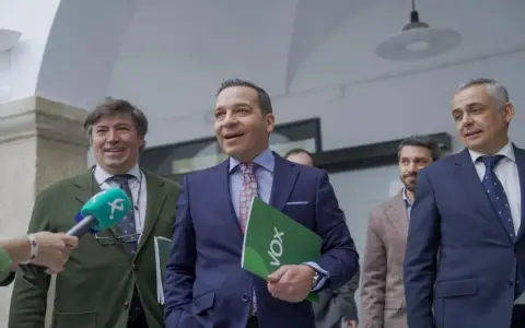 FOTOGRAFÍA. MÉRIDA (EXTREMADURA) ESPAÑA, 06 DE MARZO DE 2026. Los representantes institucionales de VOX, liderados por el presidente del Grupo Parlamentario de VOX, Óscar Fernández Calle (c); este viernes en la segunda votación de la investidura de la candidata migrac