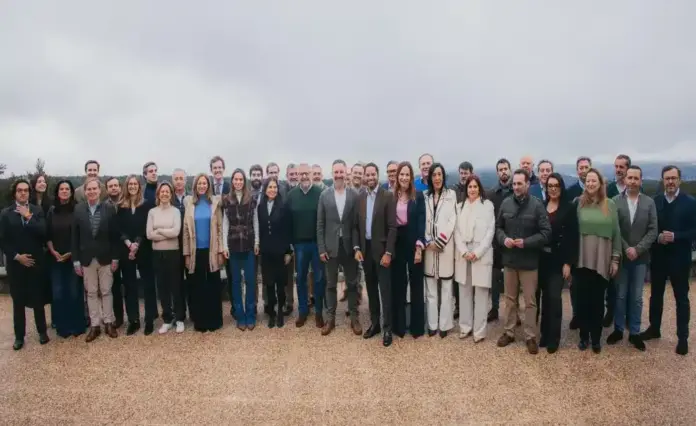 FOTOGRAFÍA. LA SIERRA DE GREDOS (ÁVILA) CASTILLA Y LEÓN (ESPAÑA), 09 DE MARZO DE 2026. Los tres poderes de Bambú 12 denuncian "mentiras y demonización" a VOX. El presidente de VOX y de Patriots of Europe, Santiago Abascal Conde, ha presidido este lunes la reunión conjunta de los tres poderes de Bambú 12: el Comité Ejecutivo Nacional (CEN), el Comité de Acción Política (CAP), el Comité Ejecutivo Provincial ( CEP), el mandatario patriota ha ofrecido una rueda de prensa en el Parador de Gredos tras la reunión, posterior a este Consejo de los dirigentes verdes. Lasvocesdelpueblo (Ñ Pueblo)