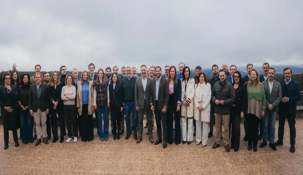 FOTOGRAFÍA. LA SIERRA DE GREDOS (ÁVILA) CASTILLA Y LEÓN (ESPAÑA), 09 DE MARZO DE 2026. Los tres poderes de Bambú 12 denuncian "mentiras y demonización" a VOX. El presidente de VOX y de Patriots of Europe, Santiago Abascal Conde, ha presidido este lunes la reunión conjunta de los tres poderes de Bambú 12: el Comité Ejecutivo Nacional (CEN), el Comité de Acción Política (CAP), el Comité Ejecutivo Provincial ( CEP), el mandatario patriota ha ofrecido una rueda de prensa en el Parador de Gredos tras la reunión, posterior a este Consejo de los dirigentes verdes. Lasvocesdelpueblo (Ñ Pueblo)
