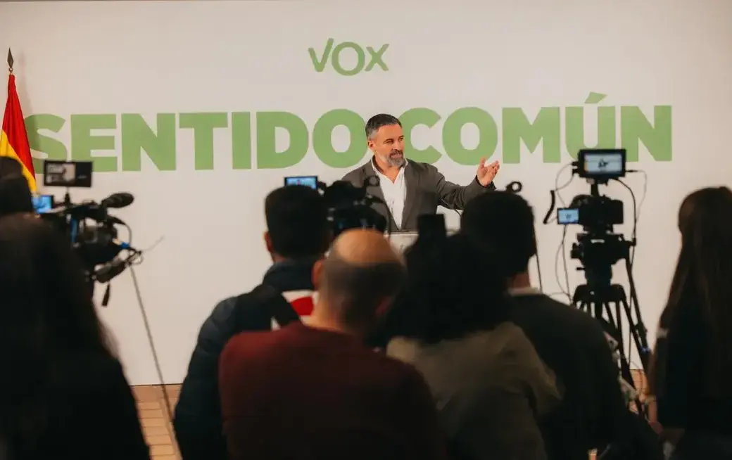 FOTOGRAFÍA. LA SIERRA DE GREDOS (ÁVILA) CASTILLA Y LEÓN (ESPAÑA), 09 DE MARZO DE 2026. Los tres poderes de Bambú 12 denuncian "mentiras y demonización" a VOX. El presidente de VOX y de Patriots of Europe, Santiago Abascal Conde, ha presidido este lunes la reunión conjunta de los tres poderes de Bambú 12: el Comité Ejecutivo Nacional (CEN), el Comité de Acción Política (CAP), el Comité Ejecutivo Provincial ( CEP), el mandatario patriota ha ofrecido una rueda de prensa en el Parador de Gredos tras la reunión, posterior a este Consejo de los dirigentes verdes. Lasvocesdelpueblo (Ñ Pueblo)