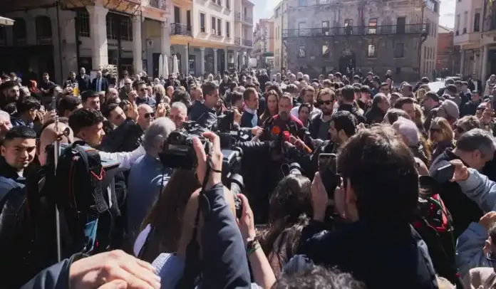 FOTOGRAFÍA. ASTORGA (LEÓN) CASTILLA Y LEÓN (ESPAÑA), 10 DE MARZO DE 2026. . El presidente de VOX y de Patriots of Europe, Santiago Abascal Conde, atiende a los medios de comunicación en Astorga, provincia de León, dentro de los actos de las Elecciones Castilla y León 15M. Lasvocesdelpueblo Ñ Pueblo)
