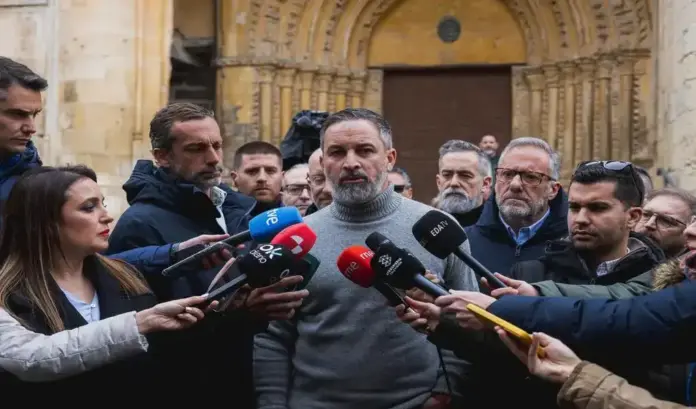 FOTOGRAFÍA. TREVIÑO (BURGOS) CASTILLA Y LEÓN (ESPAÑA), 11 DE MARZO DE 2026. Abascal y Pollán advierten de que el Gobierno que responde a los intereses del capo Pedro Sánchez . El presidente de VOX y de Patriots of Europe, Santiago Abascal Conde, ha atendido este miércoles a los medios de comunicación en Treviño (Burgos), junto al candidato de VOX a la presidencia de la Junta de Castilla, Carlos Pollán Fernández, donde participa en la campaña para las elecciones de Castilla y León de este domingo. Lasvocesdelpueblo (Ñ Pueblo)