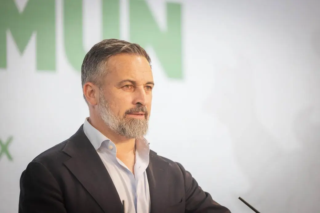 FOTOGRAFÍA. MADRID (ESPAÑA), 15 DE MARZO DE 2026. El candidato de VOX a presidir la Junta de Castilla y León, Carlos Pollán Fernández; junto a todos sus cabezas de listas, desde Valladolid (Castilla y León); y el presidente de VOX y de Patriots of Europe, Santiago Abascal Conde (en la imagen); juntos a los miembros de la dirección nacional de VOX, desde la sede nacional en calle Bambú 12 de Madrid (Comunidad de Madrid); han valorado el histórico resultado electoral de la formación verde en el 15M. Ambos dirigentes patriotas han coincidido en sus valoraciones en ruedas de prensa que "esta noche se demuestra que no hay techo para VOX". Los obreros de España se han presentado al 15M CyL bajo lema "Sentido Común". Lasvocesdelpueblo (Ñ Pueblo)