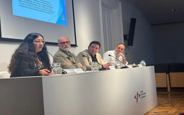 FOTOGRAFÍA. BARCELONA (ESPAÑA), 18 DE MARZO DE 2026. El periodismo venezolano retrata su situación en España. El Colegio de Periodistas de Cataluña acoge una conferencia sobre Venezuela, que ha contado con la participación de la presidente de Venezuela Press, Carleth Morales (i); y el periodista venezolano Antonio Fernández Nays, delegado de Venezuelan Press Barcelona; un debate presentado por el conocido periodista y analista Erik Encinas Ortega (2 d). Lasvocesdelpueblo (Ñ Pueblo)