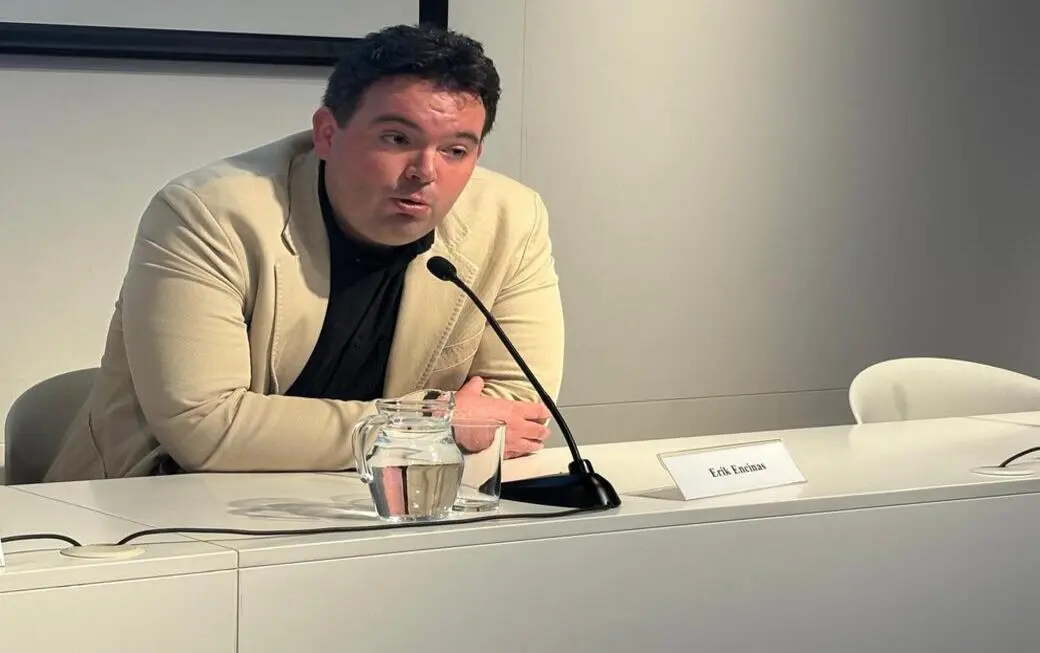 FOTOGRAFÍA. BARCELONA (ESPAÑA), 18 DE MARZO DE 2026. El Colegio de Periodistas de Cataluña acoge una conferencia sobre Venezuela, que ha contado con la participación de la presidente de Venezuela Press, Carleth Morales; y el periodista venezolano Antonio Fernández Nays, delegado de Venezuelan Press Barcelona; un debate presentado por el conocido periodista y analista Erik Encinas Ortega (en la imagen). Lasvocesdelpueblo (Ñ Pueblo)
