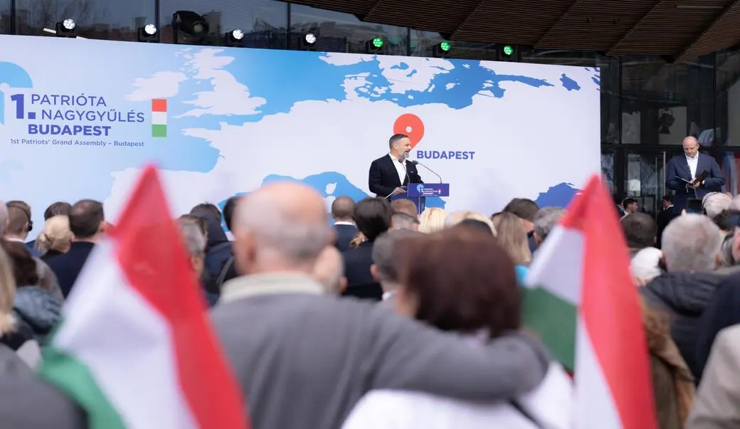FOTOGRAFÍA. BUDAPEST (HUNGRÍA), 23 DE MARZO DE 2026. - El líder de VOX y de Patriots of Europe, Santiago Abascal Conde (en la imagen); participa en un acto de campaña electoral de las elecciones de Hungría junto al líder de Fidesz-Unión Cívica Húngara (FIDESZ) y primer ministro de Hungría, Viktor Orbán, este lunes en Budapest. Lasvocesdelpueblo (Ñ Pueblo)