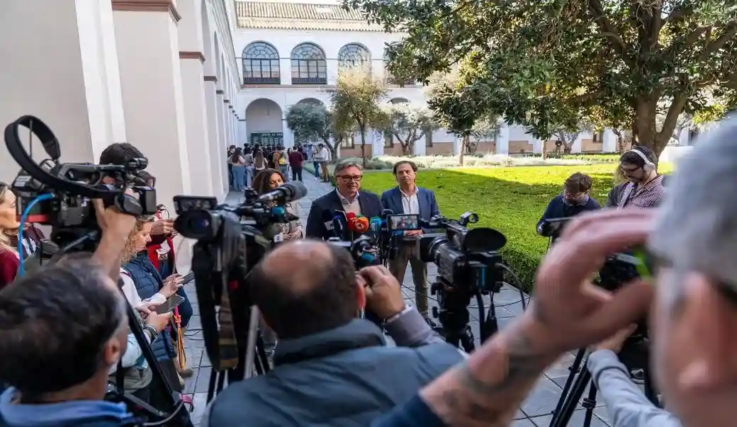 FOTOGRAFÍA. SEVILLA (ANDALUCÍA) ESPAÑA, 24 DE MARZO DE 2026. Gavira asegura que el 17M VOX lo va a demostrar en Andalucía. El portavoz del grupo Parlamentario de VOX en Parlamento de Andalucía, Manuel Gavira Florentino, atiende a los medios de comunicación, un día después de la convocatoria electoral en la región para el próximo domingo 17 de mayo de 2026. Lasvocesdelpueblo (Ñ Pueblo)