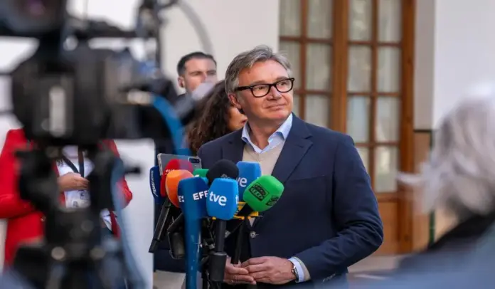 FOTOGRAFÍA. SEVILLA (ANDALUCÍA) ESPAÑA, 24 DE MARZO DE 2026. Gavira asegura que el 17M VOX lo va a demostrar en Andalucía. El portavoz del grupo Parlamentario de VOX en Parlamento de Andalucía, Manuel Gavira Florentino, atiende a los medios de comunicación, un día después de la convocatoria electoral en la región para el próximo domingo 17 de mayo de 2026. Lasvocesdelpueblo (Ñ Pueblo)