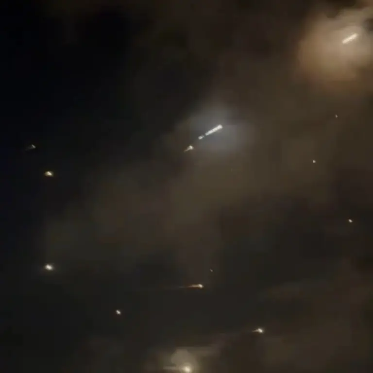 FOTOGRAFÍA. CIELOS DEL NORTE DE ISRAEL, 11 DE MARZO DE 2026. El grupo terrorista islamofascista proxy de los Ayatolás en el Líbano, Hezbollah ISIS, ha atacado Israel con al menos 150 cohetes durante varias horas, según confirman las Fuerzas de Defensa de Israel (FDI) del Ejército israelí Tzáhal. Lasvocesdelpueblo (Ñ Pueblo)