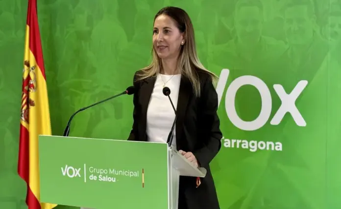 FOTOGRAFÍA. SALOU (TARRAGONA) ESPAÑA, 27 DE MARZO DE 2026. VOX denuncia cacería abierta para encubrir falsedades en el CV de Julia Gómez en Salou. La portavoz del grupo municipal de VOX en el Ayuntamiento de Salou, Ana Belén Rodríguez Ros (Anabel Rodríguez). Lasvocesdelpueblo (Ñ Pueblo)