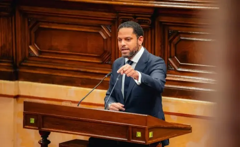 FOTOGRAFÍA. BARCELONA (CATALUÑA) ESPAÑA, 18 DE MARZO DE 2026. Garriga asegura que el gobierno de Illa está agotado y pide adelanto electoral. El secretario general de VOX y presidente del Grupo Parlamentario de este partido de los obreros de España en el Parlamento de Cataluña, Ignacio Garriga Vaz de Conceiçao, ha denunciado el colapso del sistema de protección social, con listas de espera en dependencia y residencias, así como el colapso educativo, criticando la pérdida de nivel académico y las condiciones del profesorado. Lasvocesdelpueblo (Ñ Pueblo)