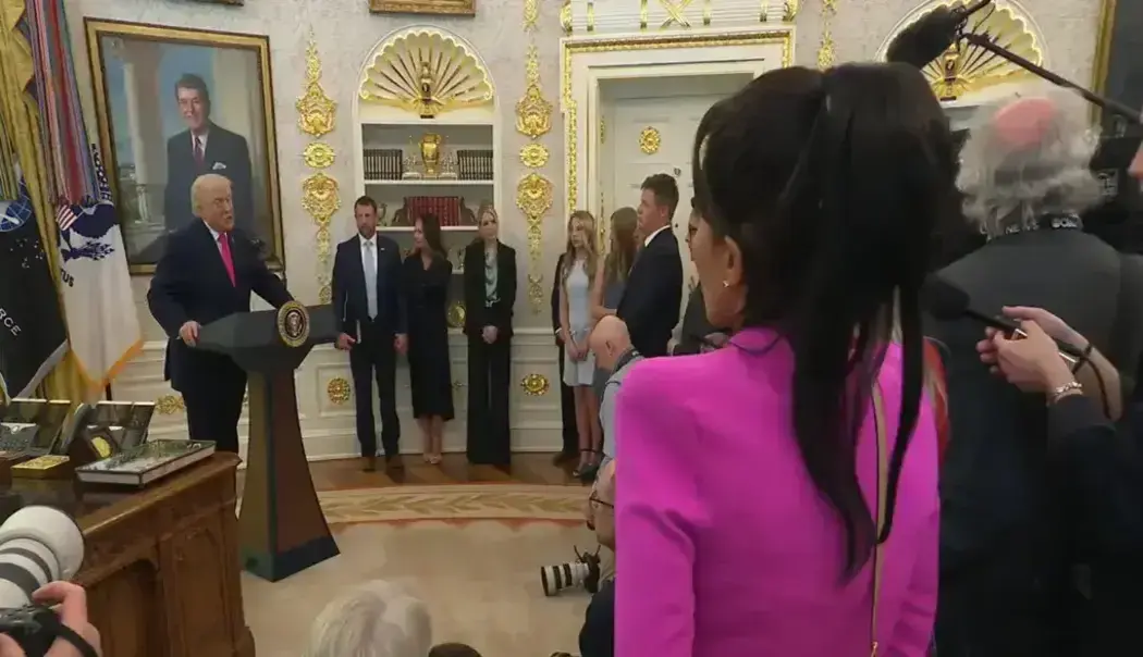 FOTOGRAFÍA. WASHINGTON (ESTADOS UNIDOS DE AMÉRICA, EEUU), 24 DE MARZO DE 2026. El presidente de United States of America (USA), Donald John Trump, registrado este martes durante una rueda de prensa en la Casa Blanca sobre la campaña militar conjunta entre EEUU e Israel contra el programa nuclear de los Ayatolás ISIS en la Persia invadida por el islamismo radical, bautizada Operación Furia Épica (Operation Epic Fury)-Operación León Rugiente (Operation Roaring Lion), en el Día 25 de la guerra cuando negociadores del "nuevo régimen" están reunidos presuntamente en "Pakistán" con los enviados de Washington con importantes ofertas del "nuevo régimen" sobre la mesa para un alto de fuego y acuerdo de paz. Lasvocesdelpueblo (Ñ Pueblo)