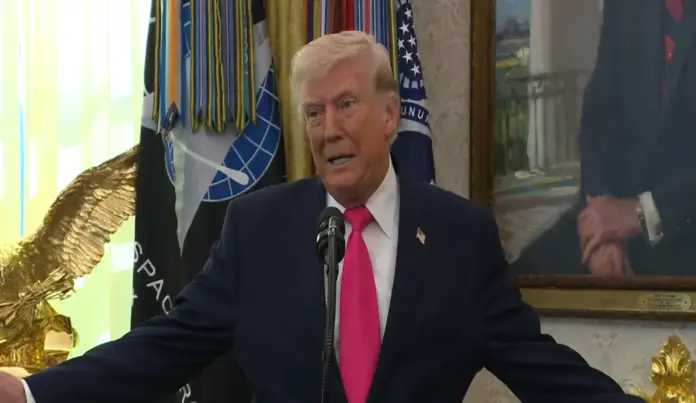 FOTOGRAFÍA. WASHINGTON (ESTADOS UNIDOS DE AMÉRICA, EEUU), 24 DE MARZO DE 2026. El presidente de United States of America (USA), Donald John Trump, registrado este martes durante una rueda de prensa en la Casa Blanca sobre la campaña militar conjunta entre EEUU e Israel contra el programa nuclear de los Ayatolás ISIS en la Persia invadida por el islamismo radical, bautizada Operación Furia Épica (Operation Epic Fury)-Operación León Rugiente (Operation Roaring Lion), en el Día 25 de la guerra cuando negociadores del "nuevo régimen" están reunidos presuntamente en "Pakistán" con los enviados de Washington con importantes ofertas del "nuevo régimen" sobre la mesa para un alto de fuego y acuerdo de paz. Lasvocesdelpueblo (Ñ Pueblo)