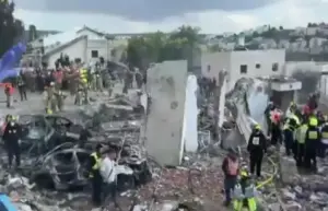 FOTOGRAFÍA. BEIT SHEMESH (DISTRITO DE JERUSALÉN) ISRAEL, 01 DE MARZO DE 2026. Según un comunicado de los servicios de emergencia de la Tierra Santa, Magen David Adom (MDA), hoy en el Día 2 de la Operación Furia Épica-León Rugiente de los Estados Unidos de América (EEUU) e Israel contra el programa nuclear del régimen terrorista de los ayatolás en la República Islámica de Irán, "en la zona de Beit Shemesh (Distrito de Jerusalén) Israel, los técnicos de emergencias médicas y paramédicos del MDA han declarado la muerte de 8 personas; equipos adicionales de MDA están tratando y evacuando a 28 heridos al hospital, incluidos: 2 en estado grave, 2 en estado moderado y 24 en estado leve", tras un ataque de los ayatolás ISIS contra las poblaciones civiles israelíes. Captura vídeo/Lasvocesdelpueblo (Ñ Pueblo).