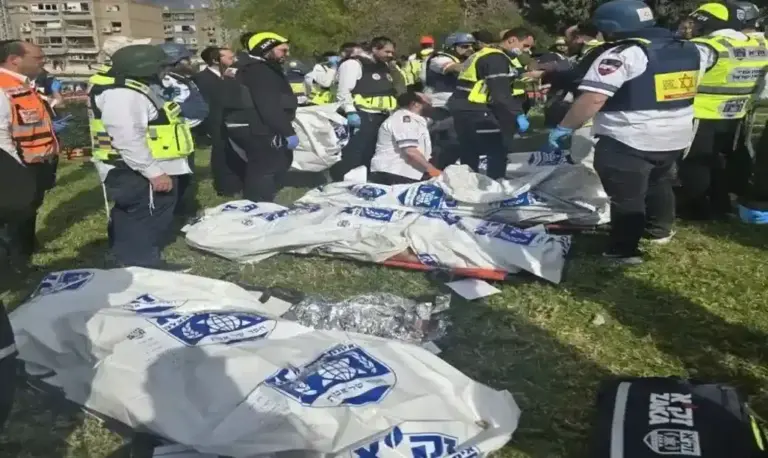 FOTOGRAFÍA. BEIT SHEMESH (DISTRITO DE JERUSALÉN) ISRAEL, 01 DE MARZO DE 2026. Irán masacra a 9 civiles israelíes en Beit Shemesh (Jerusalén). Emergencia de israel, Maguén David Adom (Estrella de David Roja) recogen los cuerpos de los civiles israelíes masacrados en un refugio comunitario tras impacto directo de un misil balístico lanzado por los ayatolas ISIS desde Irán; al menos 9 muertos, 20 heridos y un desaparecido. Lasvocesdelpueblo (Ñ Pueblo)