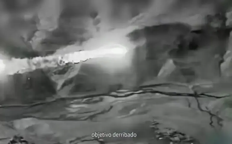 FOTOGRAFÍA. CIELOS DE TEHERÁN (PERSIA - REPÚBLICA ISLÁMICA DE IRÁN), 05 DE MARZO DE 2026. Israel humilla a los ayatolás en los cielos de Teherán. La Fuerza Área de Israel (FAI) de Israel derriba un avión de combate del régimen terrorista iraní en los cielos de Teherán antes de cumplir su misión y volver a la base aérea de Nevatim, cerca del moshav Nevatim en el desierto de Néguev (Israel), donde se encuentran los F-35 del Ejército israelí Tzáhal. Lasvocesdelpueblo (Ñ Pueblo)