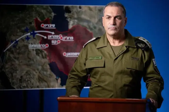 FOTOGRAFÍA. JERUSALÉN (ISRAEL), 06 DE MARZO DE 2026. Israel y EEUU alcanzan la superioridad aérea de Irán casi completa. En la imagen, el jefe del Estado Mayor de las Fuerzas de Defensa de Israel, el teniente general Eyal Zamir, ofrece una rueda de prensa sobre la guerra contra el régimen islamofascista y terrorista de los ayatolás. "Estoy en contacto continuo con mis homólogos estadounidenses". "Estamos luchando basados en intereses y valores compartidos". "Estamos luchando hombro con hombro". "Son verdaderos amigos". "A través de una acción sincronizada, estamos privando al régimen de sus capacidades militares, aislándolo estratégicamente y llevándolo a un punto de debilidad como nunca antes ha conocido". "Esta es verdaderamente una cooperación histórica", ha dicho el mando militar israelí en el Día 6 de la campaña militar conjunta entre los Estados Unidos de América (EEUU) e Israel, llamada Furia Épica-León Rugiente de EEUU-Israel, contra el programa nuclear de los ayatolás ISIS en suelo soberano de Persia, ahora llamada República Islámica de Irán. Lasvocesdelpueblo (Ñ Pueblo)