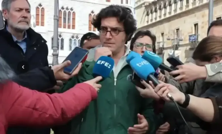FOTOGRAFÍA. LEÓN (LEÓN) CASTILLA Y LEÓN (ESPAÑA), 11 DE MARZO DE 2026. Bambú 12 reclama a Ortega Smith que devuelva el acta de VOX. El secretario general de VOX en el Congreso de los Diputados y portavoz nacional de Economía, Energía y Desregulación, José María Figaredo Álvarez-Sala (José María Figaredo), registrado este miércoles durante una rueda de prensa en la ciudad y municipio de León, dentro de los actos de la campaña electoral de las Elecciones Castilla y León 15M. Lasvocesdelpueblo (Ñ Pueblo)