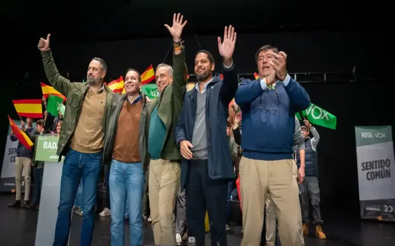 FOTOGRAFÍA. BADAJOZ (EXTREMADURA) REINO DE ESPAÑA, 19 DE DICIEMBRE DE 2025. Las 23 propuestas de VOX rechazadas por Guardiola y PP. El presidente de VOX, Santiago Abascal Conde (i); ha cerrado este viernes la campaña de las elecciones extremeñas del domingo en un acto celebrado en el Palacio de Congresos de Badajoz junto al candidato de VOX a la Junta de Extremadura, Óscar Fernández Calle (2 i); el senador de VOX por Extremadura y cabeza de lista por Badajoz a la Asamblea de Extremadura, Ángel Pelayo Gordillo (c); el secretario general de VOX, Ignacio Garriga Vaz de Conceiçao (2 d); los eurodiputados de VOX, liderados por Hermann Leopoldo Tertsch del Valle-Lersundi; la vicesecretaria Nacional de Organización Territorial y Relaciones Institucionales de VOX y diputada por Madrid al Congreso de los Diputados, María de la Cabeza Ruiz Solás; entre otros. Lasvocesdelpueblo (Ñ Pueblo)