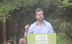 FOTOGRAFÍA. BARRIO EL GORNAL (HOSPITALET DE LLOBREGAT), BARCELONA (ESPAÑA), 11 DE JULIO DE 2023. Los dardos envenenados de Ortega-Smith e Iván Espinosa y pullas de García Gallardo. El portavoz del Grupo Parlamentario de VOX en el Congreso de los Diputados Iván Espinosa de los Monteros y de Simón (en la imagen); el Secretario general de VOX, Ignacio Garriga Vaz de Concicao; la vicesecretaria de Organización de VOX y candidata por Madrid al Congreso de los Diputados, María de la Cabeza Ruiz Solás; el candidato por Barcelona al Congreso de los Diputados, Juan José Aizcorbe; el presidente de VOX Barcelona, Joan Garriga Doménech; participan en el gran acto de campaña del 23J en el barrio El Gornal de Hospitalet de Llobregat (Barcelona). Lasvocesdelpueblo (Ñ Pueblo)
