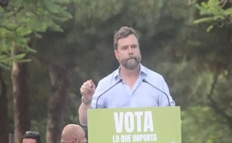 FOTOGRAFÍA. BARRIO EL GORNAL (HOSPITALET DE LLOBREGAT), BARCELONA (ESPAÑA), 11 DE JULIO DE 2023. Los dardos envenenados de Ortega-Smith e Iván Espinosa y pullas de García Gallardo. El portavoz del Grupo Parlamentario de VOX en el Congreso de los Diputados Iván Espinosa de los Monteros y de Simón (en la imagen); el Secretario general de VOX, Ignacio Garriga Vaz de Concicao; la vicesecretaria de Organización de VOX y candidata por Madrid al Congreso de los Diputados, María de la Cabeza Ruiz Solás; el candidato por Barcelona al Congreso de los Diputados, Juan José Aizcorbe; el presidente de VOX Barcelona, Joan Garriga Doménech; participan en el gran acto de campaña del 23J en el barrio El Gornal de Hospitalet de Llobregat (Barcelona). Lasvocesdelpueblo (Ñ Pueblo)