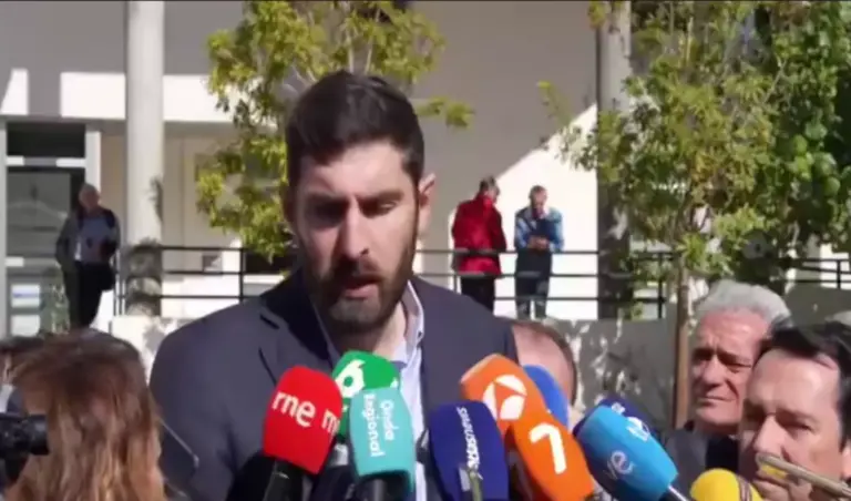 FOTOGRAFÍA. MURCIA (REGIÓN DE MURCIA) ESPAÑA, 27 DE FEBRERO DE 2026. Los diputados de VOX expulsan a Antelo por mayoría absoluta. José Ángel Antelo Paredes, portavoz del Grupo Parlamentario de VOX en el Parlamento de la Región de Murcia, ofrece una rueda de prensa tras la dimisión en bloque de sus compañeros del del Comité Ejecutivo Provincia (CEP) después de que Antelo ha confirmado su rechazo a la oferta del del Comité Ejecutivo nacional (CEN) de una portavocía nacional de Deportes y candidato a la reelección a la Presidencia de la Región de Murcia a las próximas elecciones municipales y autonómicas. Lasvocesdelpueblo (Ñ Pueblo)