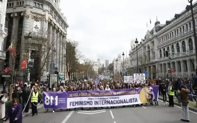 FOTOGRAFÍA. MADRID (ESPAÑA), 08 DE MARZO DE 2026. El feminismo radical oculta su fracaso en el "no a la guerra" de su amo . Manifestación organizada por el Movimiento Feminista de Madrid (MFM) con motivo del 8 de marzo, Día Internacional de la Mujer Trabajadora (8M). Efe