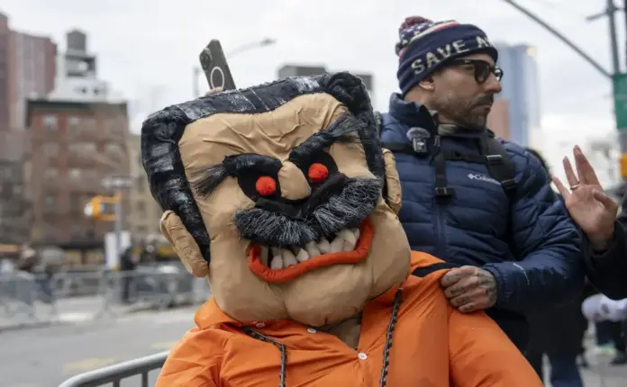 Maduro, proceso judicial a Maduro, Venezuela, captura de Maduro (2) FOTOGRAFÍA. NUEVA YORK (ESTADOS UNIDOS DE AMÉRICA, EEUU), 26 DE MARZO 2026.- Una persona sostiene un muñeco alusivo al exdictador comunista y chavista, depuesto de Venezuela, Nicolás Maduro Moros, capturado en Caracas, durante una manifestación este jueves 26 de marzo de 2026, frente a la corte federal de Nueva York (EEUU). El juez encargado del caso contra el exdictador Nicolás Maduro Moros y su esposa, Cilia Adela Flores de Maduro (Cilia Flores), descartó desestimar su caso "porque sería tomar una medida demasiado seria". Efe