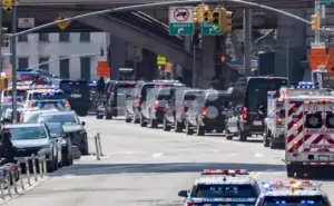 FOTOGRAFÍA. NUEVA YORK (ESTADOS UNIDOS DE AMÉRICA), 26 DE MARZO DE 2026. Maduro y Flores no pueden pagar su defensa con dinero público venezolano. Detalle de una imagen que muestra un operativo policial durante el traslado del derrocado exdictador narcoterrorista, Nicolás Maduro Moros, y su esposa, Cilia Adela Flores de Maduro (Cilia Flores) este jueves después de su segunda audiencia en Nueva York (EEUU). El narcoterrorista Nicolas Maduro Moros está acusado por la Justicia estadounidense de cuatro cargos: tres de conspiración para cometer narcoterrorismo, importar cocaína y poseer ametralladoras y artefactos destructivos; y un cuarto delito de posesión de esas armas. Efe