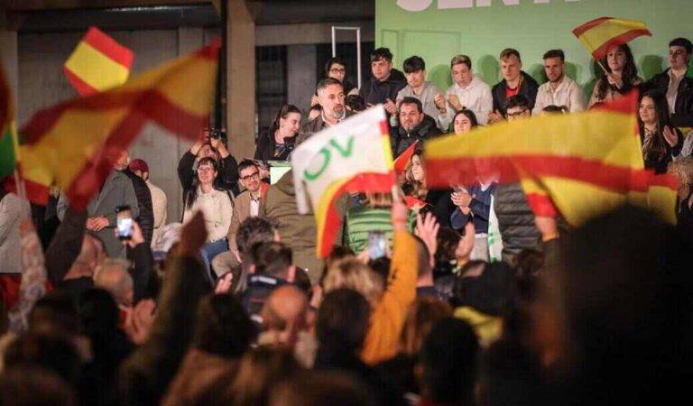 FOTOGRAFÍA. PONFERRADA (LEÓN) CASTILLA Y LEÓN (ESPAÑA), 03 DE MARZO DE 2026. Elecciones Castilla y León 15M.Pollán denuncia la trama eólica del PP en un multitudinario mitin. El presidente de VOX, Santiago Abascal Conde, ha participado este martes en un acto en Ponferrada con motivo de la campaña de las elecciones de Castilla y León del próximo 15 de marzo, junto al candidato de VOX a la Presidencia de la Junta de Castilla y León, Carlos Pollán Fernández. Lasvocesdelpueblo (Ñ Pueblo)