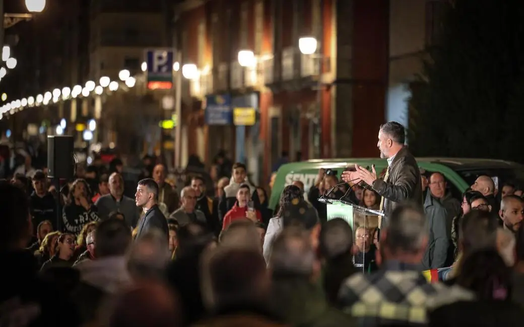 FOTOGRAFÍA. PONFERRADA (LEÓN) CASTILLA Y LEÓN (ESPAÑA), 03 DE MARZO DE 2026. Elecciones Castilla y León 15M. El presidente de VOX, Santiago Abascal Conde, ha participado este martes en un acto en Ponferrada con motivo de la campaña de las elecciones de Castilla y León del próximo 15 de marzo, junto al candidato de VOX a la Presidencia de la Junta de Castilla y León, Carlos Pollán Fernández. Lasvocesdelpueblo (Ñ Pueblo)